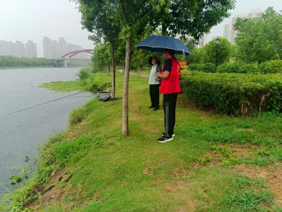 张湾街道人大工委开展雨天防汛安全隐患排查工作