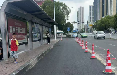 点赞！襄州公交站台路面快速修复