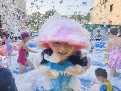 铁四院社区举办泡泡派对 萌娃乐翻天