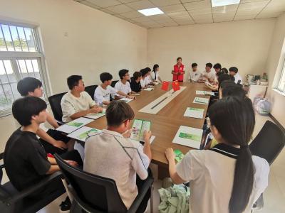 程河镇：人大代表进村组向大学新生宣讲“三大精神”