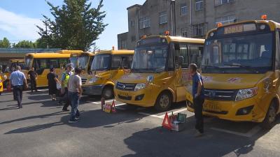 开学在即 襄州交警查校车除隐患