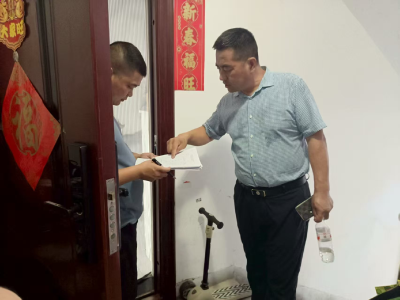 人大代表助力业委会选举入户开展宣传
