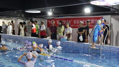 泳池变 “课堂”  安全记心间