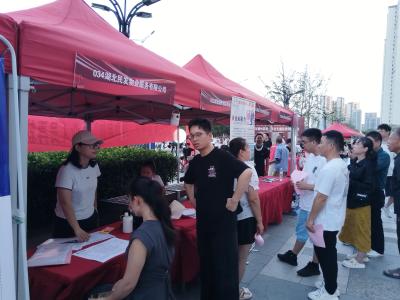 夜场招聘燃爆襄州！“职引未来”为高校毕业生“筑梦职场”