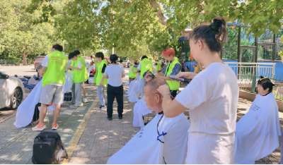 一把剪刀一份暖 情系银龄笑开颜