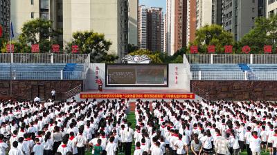 铭记辉煌过去  奋斗光明未来