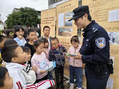 警社携手进校园  共筑青春“防毒墙”​