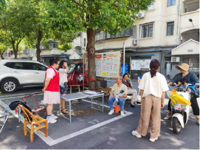人大代表进社区 助力加装电梯连片推进