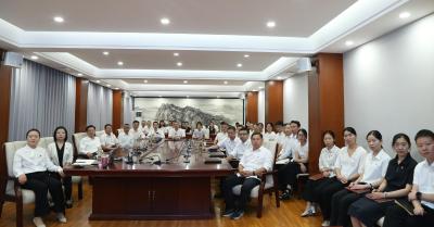 我区干部群众观看纪念中国人民抗日战争暨世界反法西斯战争胜利80周年大会直播