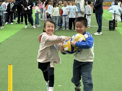 萌娃合体变“螃蟹”  趣味运球乐翻天
