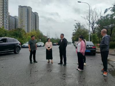 张湾街道政协活动组开展学校周边道路安全调研
