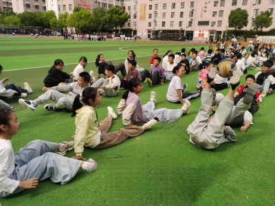趣味传球接力赛：童心跃动 团结制胜