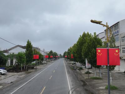 黄龙镇：挂国旗 迎国庆