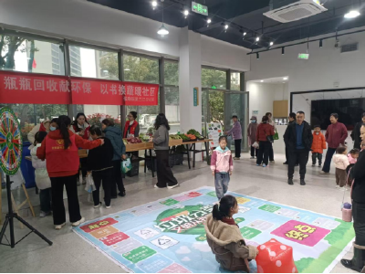 瓶瓶回收献环保 以书换蔬暖社区