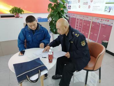 襄州区城管执法大队：开展诚信文化进企业宣传活动