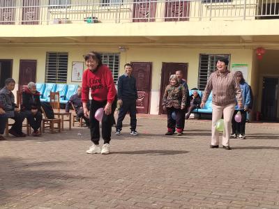 黄龙镇：暖心活动陪伴老人过重阳