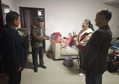 张湾街道人大工委开展雨中安全排查 守护居民平安