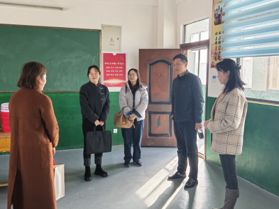 区团委到峪山镇送温暖