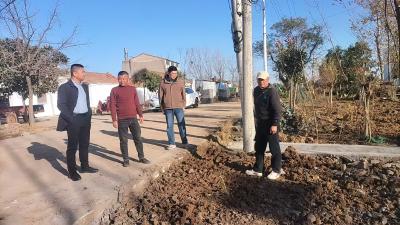 张家集镇人大代表深入李营村一线指导“美丽路网”建设工作