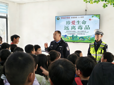 小手拉大手  筑牢禁毒防护网