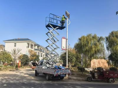 黄龙：维修故障路灯 照亮群众出行路