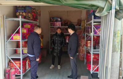 履职尽责守底线 拧紧烟花爆竹“安全阀”