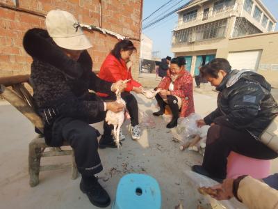 村民自拎“过年菜” 幸福食堂笑声朗