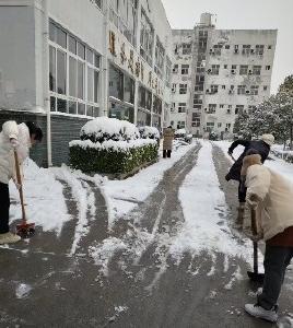  风雪映初心 除雪护平安——襄州四中全力保障学生返校路