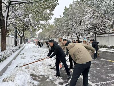 军民同心铲冰除雪 全力护航群众平安