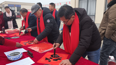 笔墨迎春 福满乡村——书法爱好者为梁咀村村民送春联送祝福