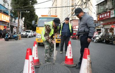 守护“脚下安全”，“小巷管家”日巡排隐患