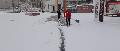 襄州五中铲雪除冰 保障复学校园安全