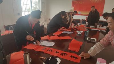 墨香传王门 春联送温暖