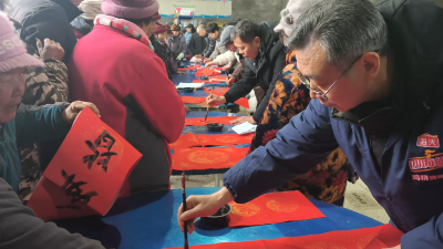 襄州区书画协会赴朱集镇三合村开展义务写春联活动