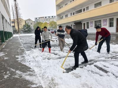 铲雪护学 用行动筑牢安全防线