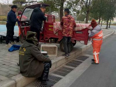 早高峰路口遇险情，环卫工人合力化危机