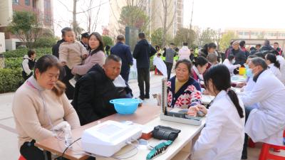 政企联动送温暖 爱心服务进社区