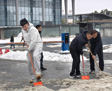 以雪为令战严寒 高效除雪保畅通