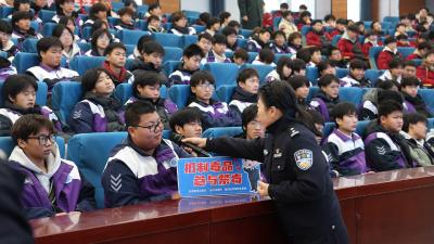 警校共筑防护网   法治阳光护青春