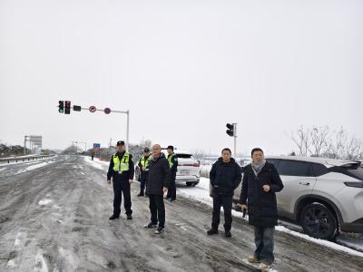 抗冰除雪“加速度” 伙牌镇用实干温暖群众出行路