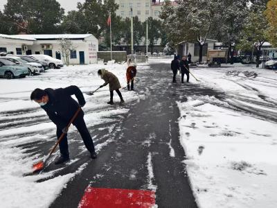 扫雪除冰守初心 卫健护航平安路