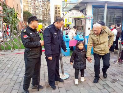 警民携手护学 共筑平安校门