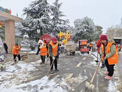 石桥镇:干群齐心打响清雪“攻坚战” 全力保障群众安全出行