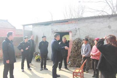 襄州城管：走访包保村困难群众