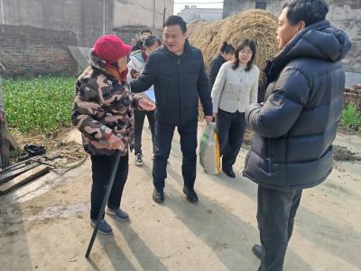 襄州区公共资源交易中心赴驻村点走访慰问困难群众