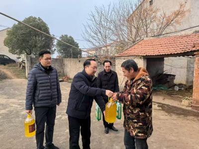 峪山镇驻村工作队走访看望困难群众