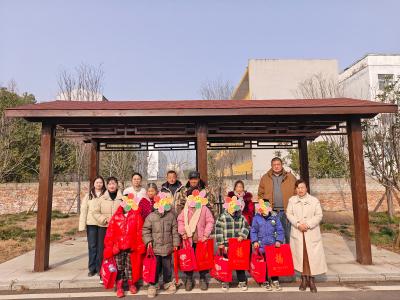 巾帼暖意融寒冬  爱心帮扶护童行