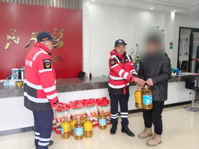 寒冬慰问暖人心 神鹰救援队情系困难户