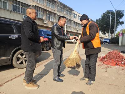 黄龙：人大代表初一拜年忙 真情温暖环卫工人心