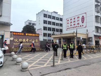 晨光护学暖童心 多部门联动筑牢开学安全线